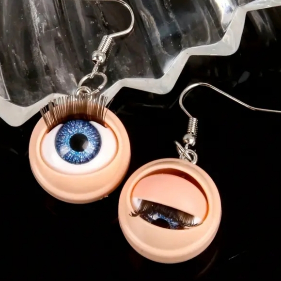 Creepy Dolly Eye Earrings with Lashes. Opens and Closes Eyes - Picture 9 of 9